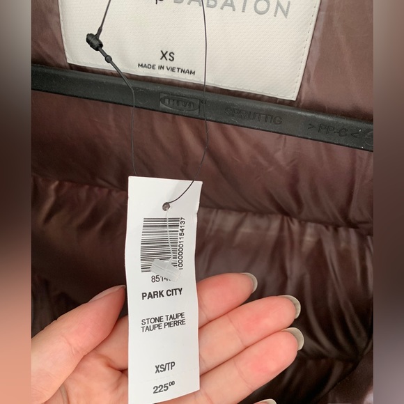SOLD NEW with tag Aritzia puffer jacket - Picture 3 of 4